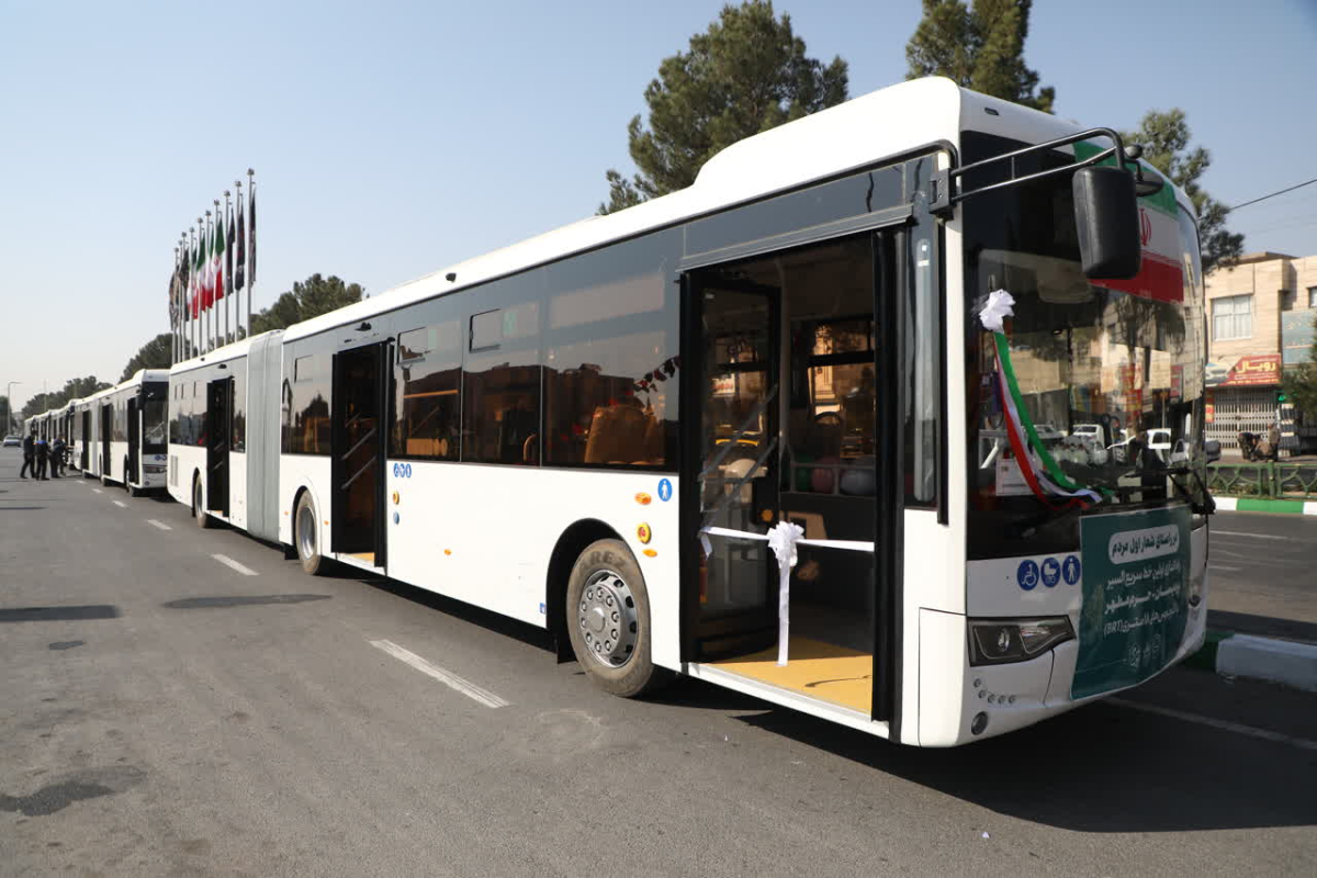 ورود ۵ اتوبوس ۱۸ متری دوکابین به ناوگان حمل‌ونقل عمومی قم